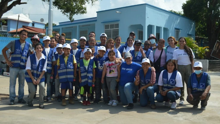 estudiantes reciben becas de empresa