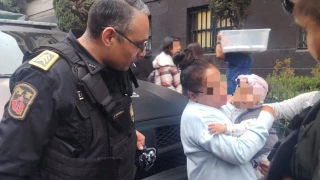 _Rescatistas salvan a bebé que se asfixiaba con una hoja de árbol en el Zócalo.png