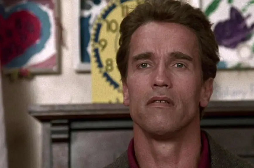 Arnold-Schwarzenegger-detective-en-el-kinder