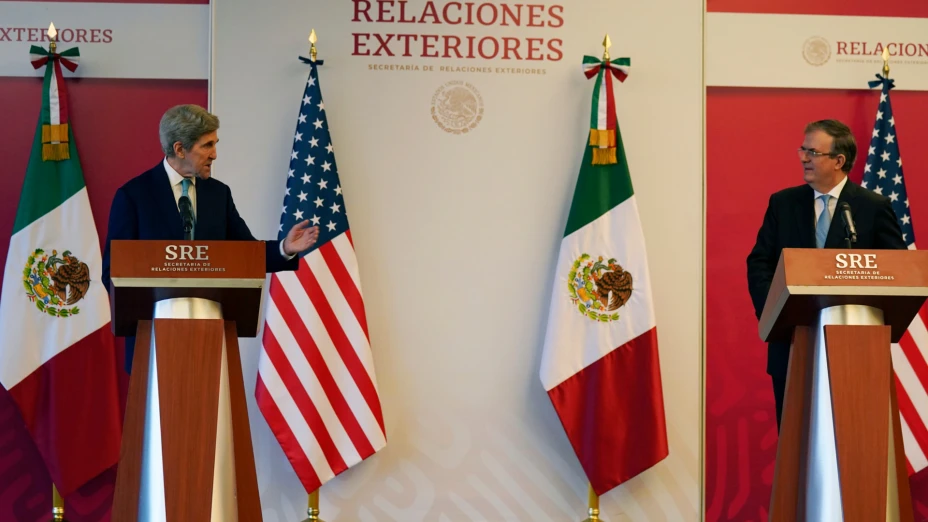 John Kerry, enviado de EU para el clima con Marcelo Ebrard, canciller mexicano en CDMX.