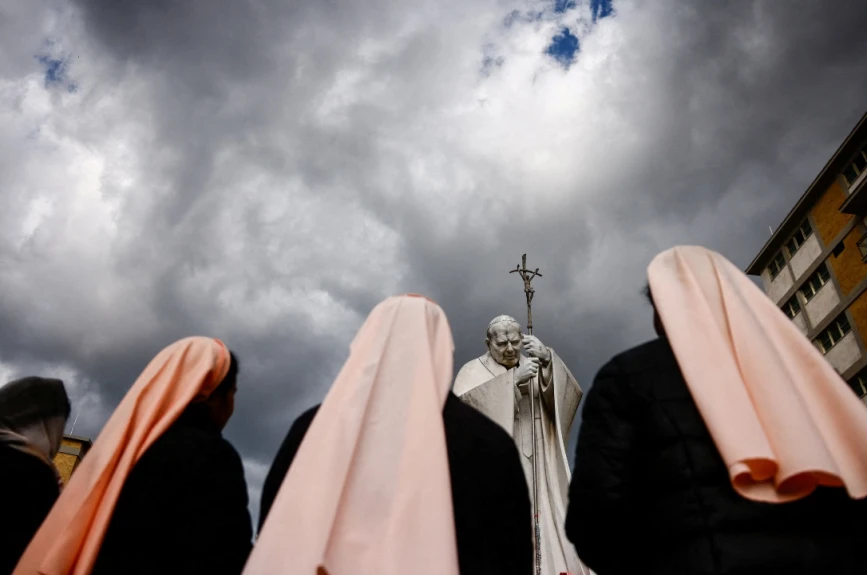 Así se reúnen a orar por la salud del papa Francisco.