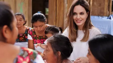 Angelina Jolie visitó una comunidad de mujeres mayas en Tulum