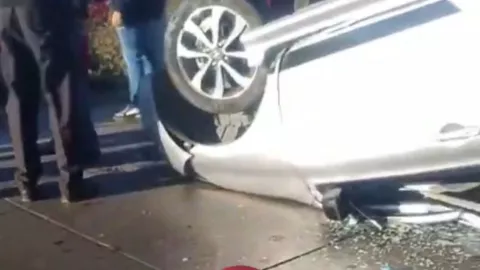 VIDEO: Auto volcó sobre la autopista México–Puebla hoy; caos vial en San Felipe Hueyotlipan