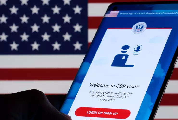 Una persona solicita turno con la aplicación CBP One