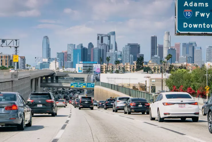 una carretera de Los Ángeles siendo transitada por vehículos