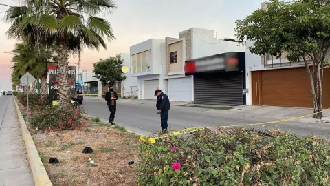 Atacan a balazos un negocio de polarizados en Espacios Barcelona, Culiacán
