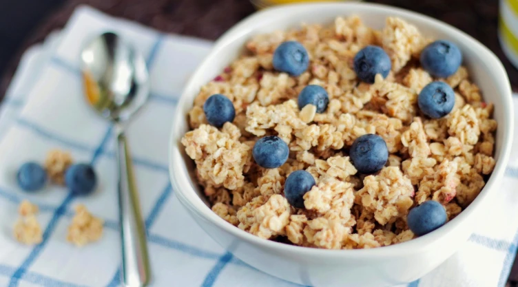 Un tazón de cereal con frutos