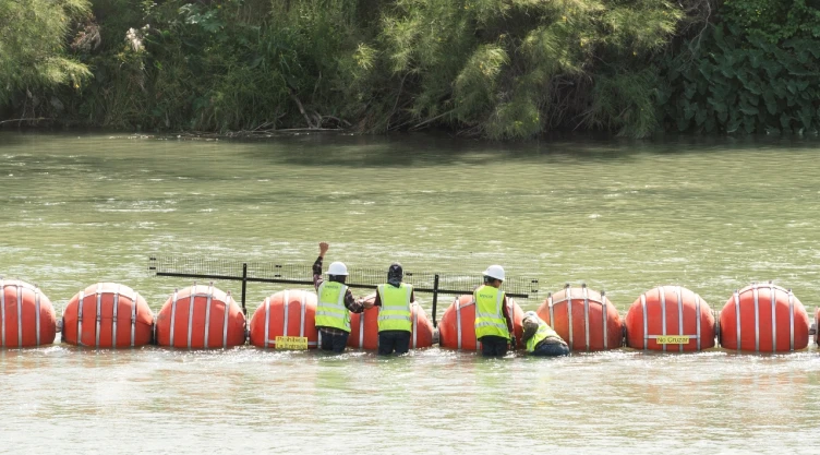 Barrera de boyas en la frontera de Texas afecta la relación con México: Casa Blanca