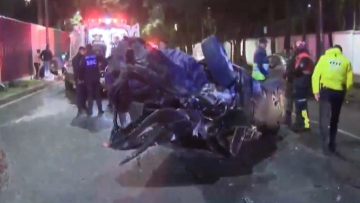 Violento Accidente en Iztapalapa, CDMX: Fuerte choque y volcadura deja varios lesionados