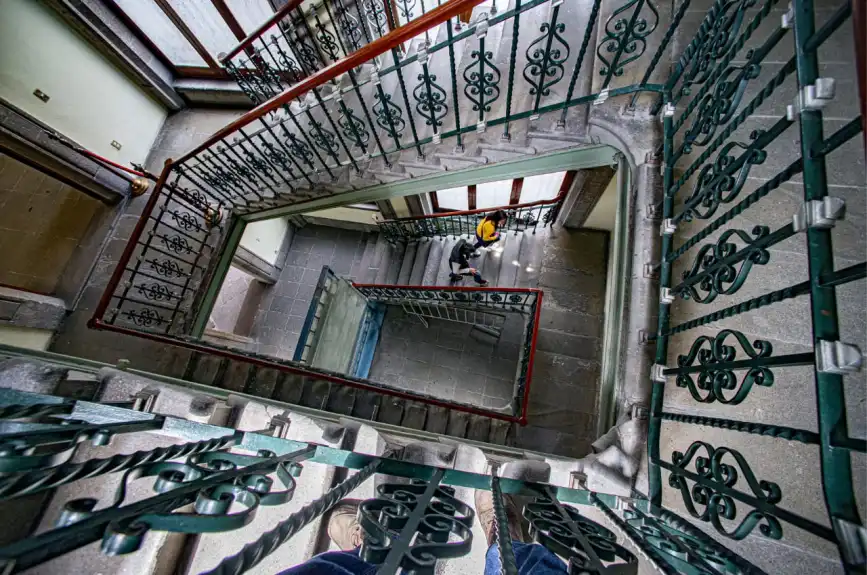Entre otros objetos históricos de interés, el Museo Histórico Casa de Juárez exhibe la que fuera su habitación original, así como diversos artículos personales.