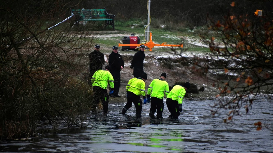Policía en lago congeldo donde cayeron cuatro niños.