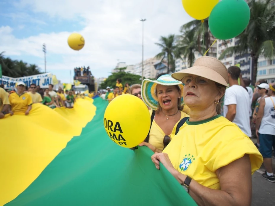 BRASILEÑOS PROTESTAN CONTRA GOBIERNO DE ROUSSEFF