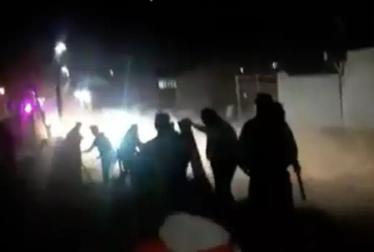 Los presuntos delincuentes fueron acusados de intentar allanar un domicilio pero fueron sometidos y quemados vivos en la colonia Lomas de San Sebastián, municipio de La Paz, Estado de México.