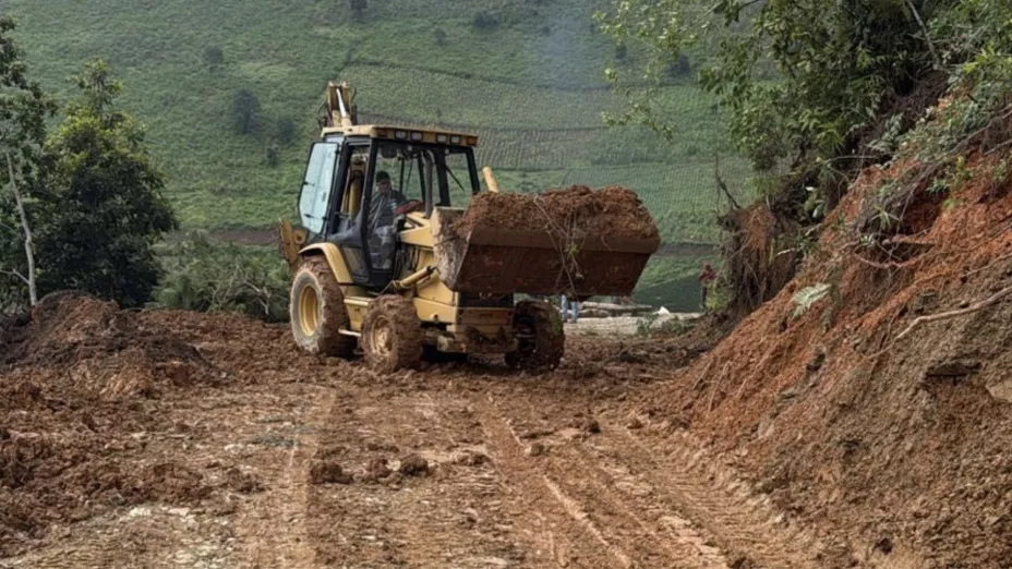 Deslizamiento de tierra en Huauchinango sepultó camino hacia Ixhuacatla