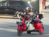 Discapacidad no detiene a Yolanda en Nuevo León; así lleva a su nieta a la escuela, en una motocicleta