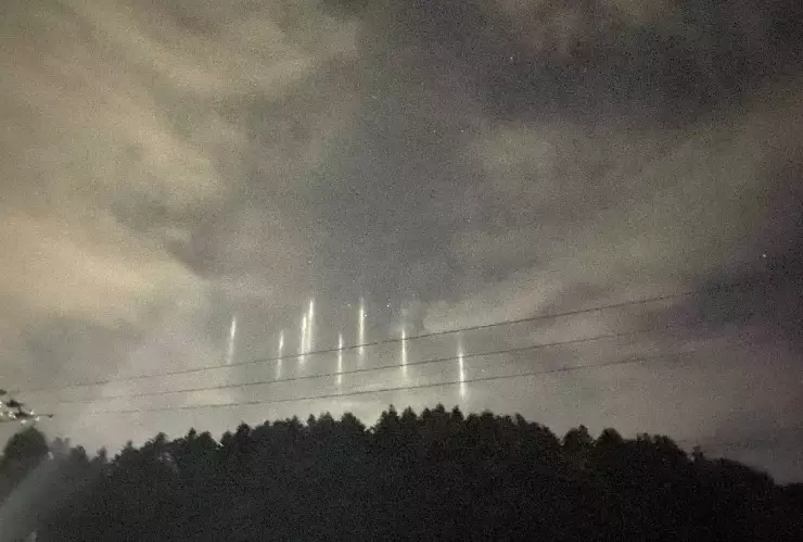¿Llegó el tercer impacto? Captan extrañas luces en cielo de Japón