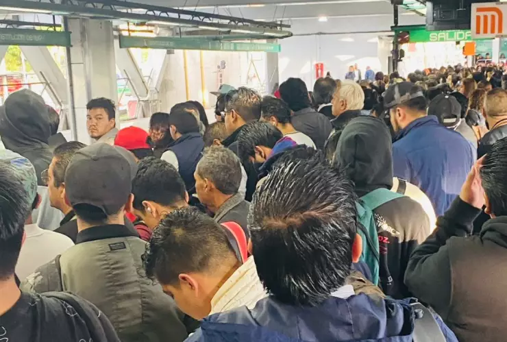 Metro CDMX y Metrobús registran alta afluencia de usuarios y retrasos