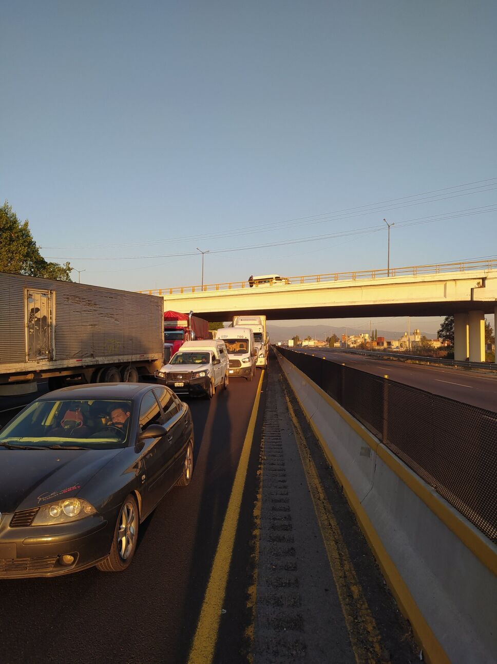 Comerciantes bloquean la autopista México-Puebla