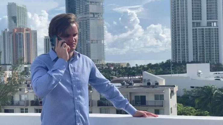 Andreas King-Geovanis, nativo de Nueva York de 31 años, vivía con su familia en un rascacielos cerca del World Trade Center el 11 de septiembre de 2001. Esa experiencia lo impulsó a ayudar a las personas de Surfside que necesitan un hogar temporal.