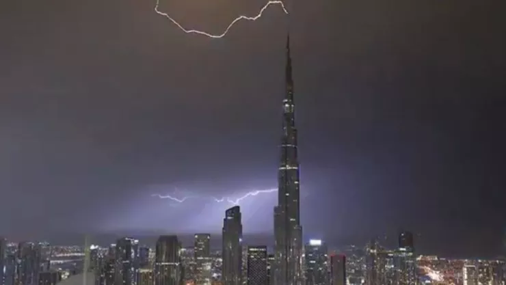 VIDEO: Captan momento en que rayo impactó sobre el Burj Khalifa tras tormenta eléctrica en Dubái
