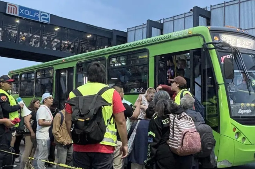 Aglomeraciones se extienden hasta los torniquetes del Metro