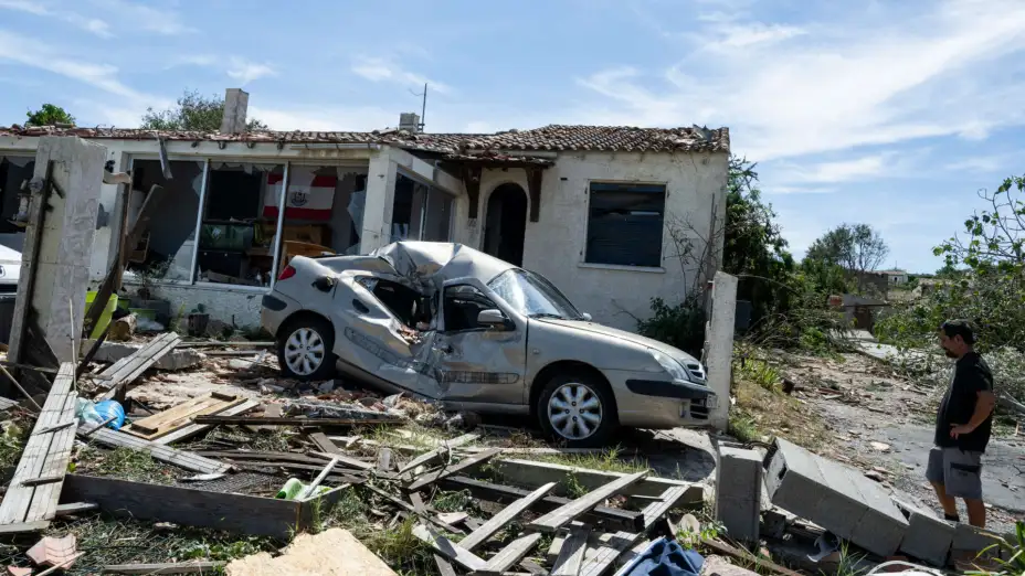 Daños en el pueblo de Pomas, Francia, tras el paso de un tornado.