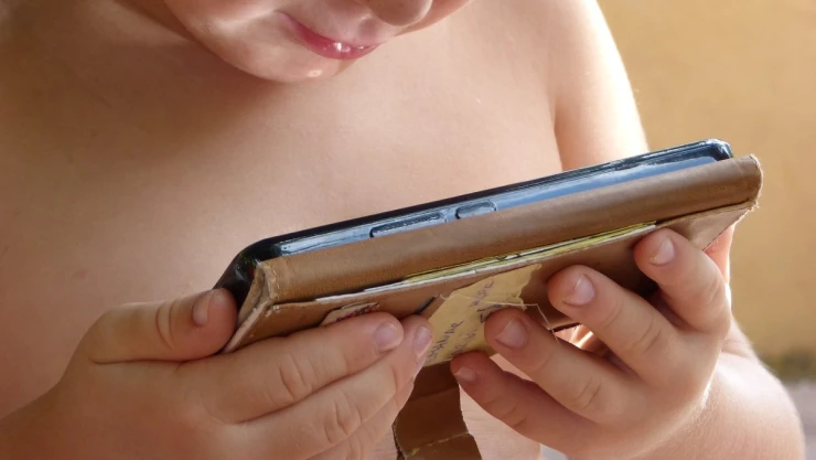niño juego deuda.jpg