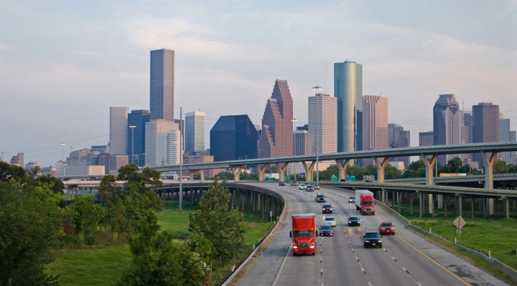 Vehículos avanzan por carretera de Houston, Texas