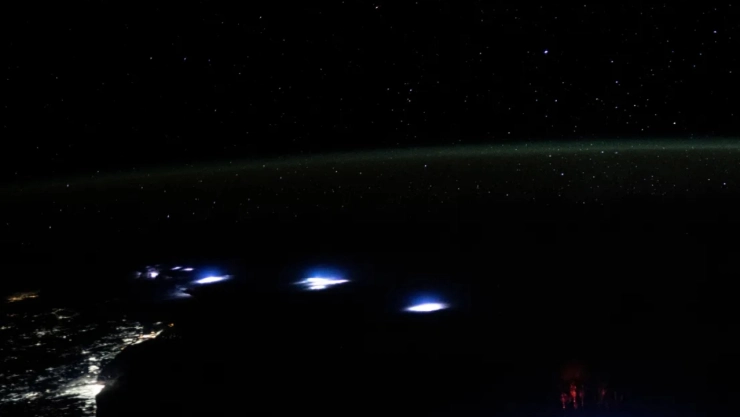 Foto-la-NASA-capta-en-imagen-objetos-brillantes-en-la-atmósfera