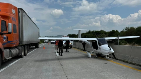 No se reportaron lesionados ni daños materiales por aterrizaje de avioneta en Macrolibramiento de Jalisco.