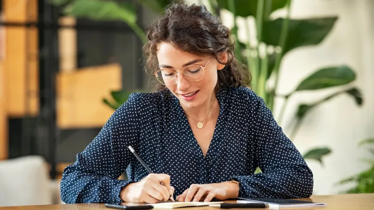 Mujer escribiendo