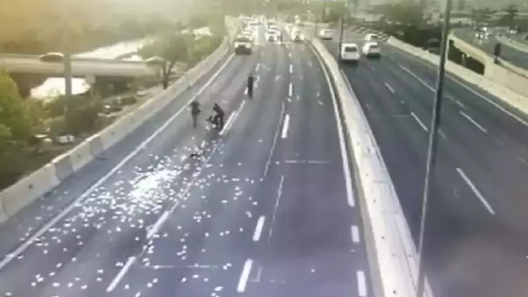 Delincuentes tiran dinero en autopista de Chile tras persecución