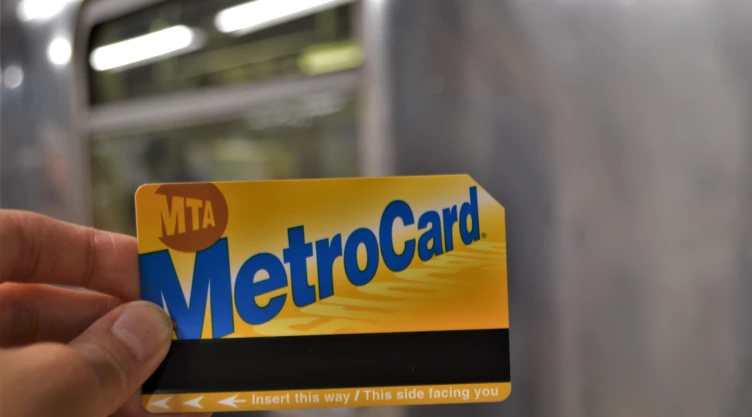 Una persona sostiene la MetroCard