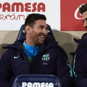 Lionel Messi y Gerard Piqué en la banca del