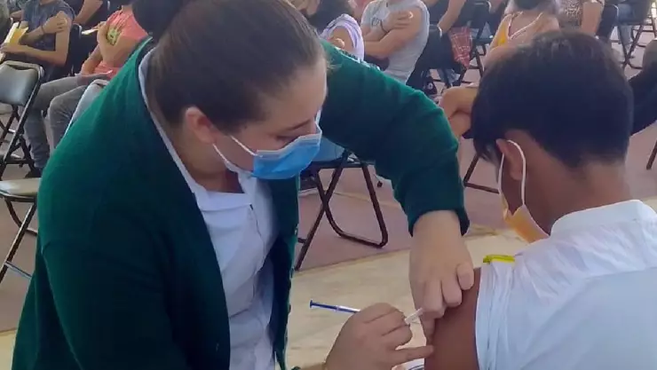 aplicación de vacuna covid-19 en bacalar