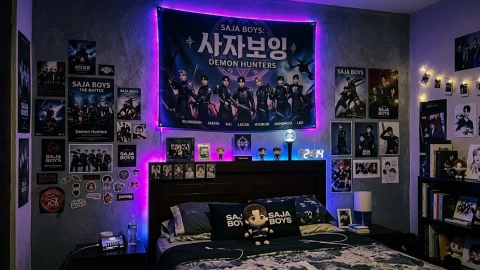 Habitación con decoración de los Saja Boys