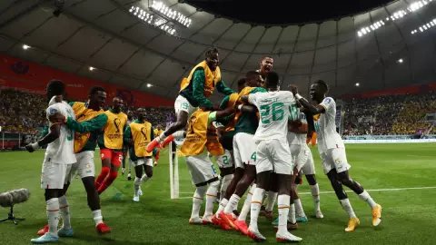 Jugadores de Senegal festejan el gol