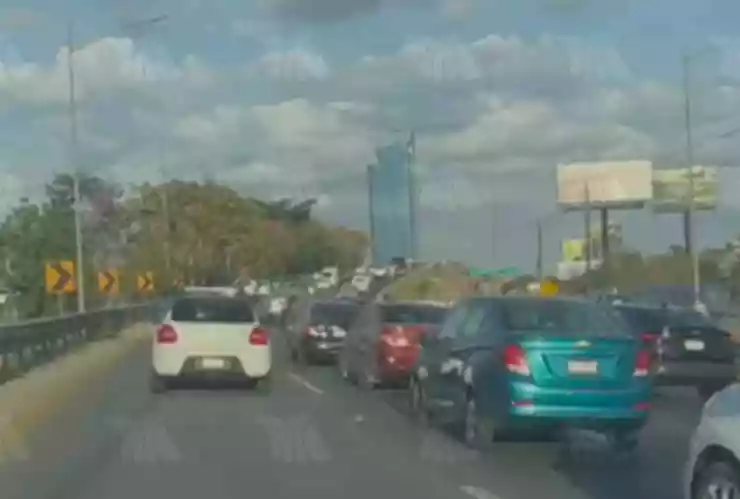 VIDEO_ Denso tráfico en el periférico de Mérida por fuerte accidente hoy, 9 de mayo de 2025