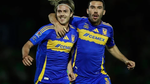 Sebasti&aacute;n C&oacute;rdova festeja gol con Tigres
