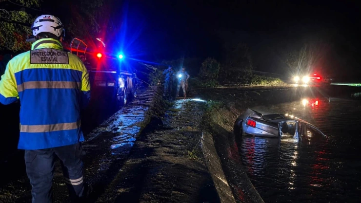 Fuertes lluvias dejan heridos en Colima, automóvil termina en un canal