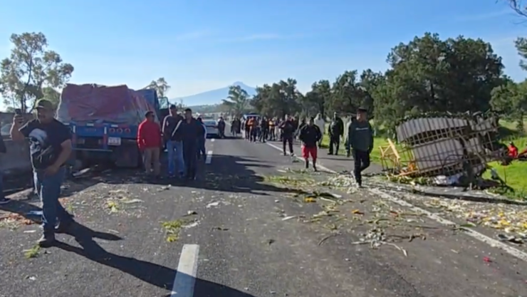_Accidente en la carretera México-Veracruz hoy, deja camioneta de peregrinos volcada; se dirigían a Puebla.png