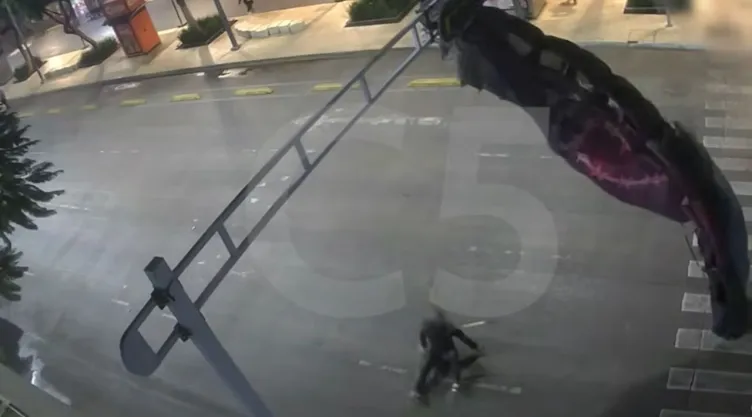 VIDEO: Paracaidista aterriza en semáforo del Centro Histórico CDMX