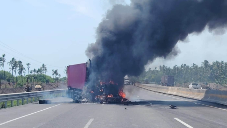 Tráiler incendiado en Colima