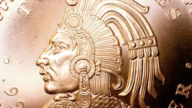 Una imagen de un tlatoani maya en una moneda de oro.