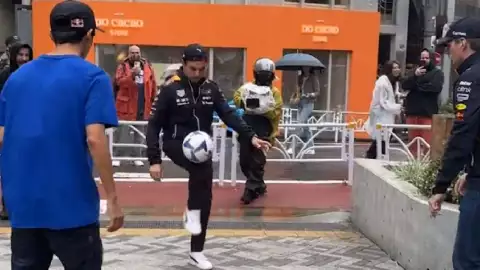Así domina el balón de futbol Checo Pérez previo al GP de Japón