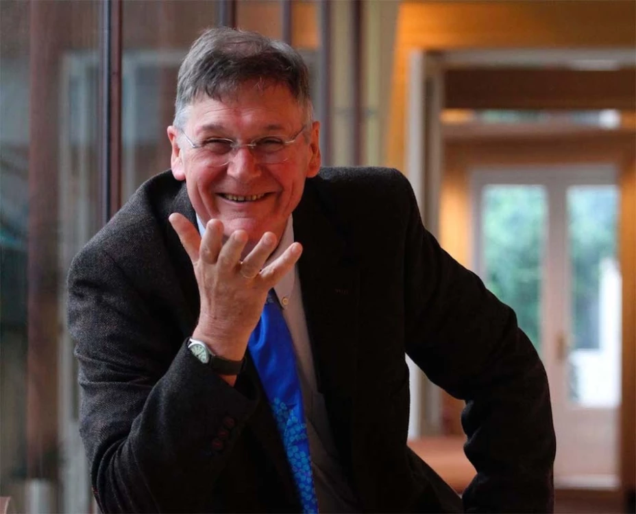 El premio Nobel de Medicina 2011, Tim Hunt, dijo que las mujeres son una distracción para los hombres en los laboratorios, principalmente por los enredos amoroso de ellas.