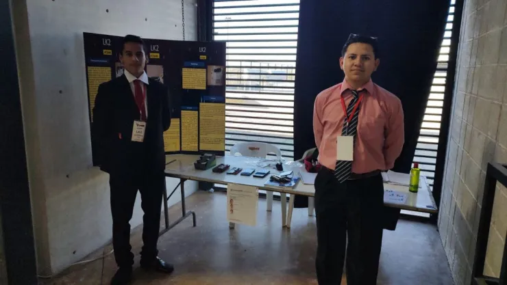 estudiantes crean funda celular recargable