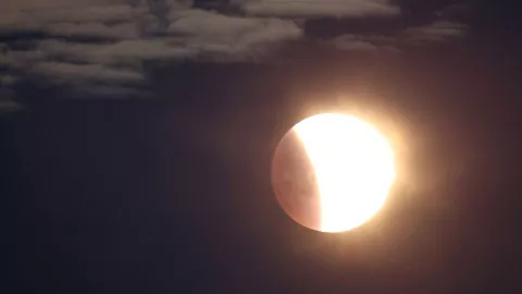 La luna se ve cuando una sección se mueve hacia la sombra durante un eclipse lunar de marzo 2025.