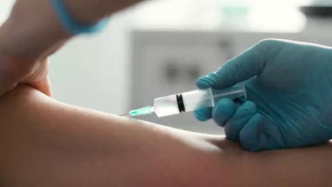 Con sillas y cobijas esta es la familia que madrugó para ser la primera en ser vacunada contra el sarampión, en Celaya.jpg