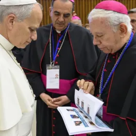 La CEM entrega al Papa León XIV libro.